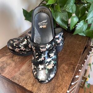 Dansko XP 2.0 Camo Patent Leather Clogs‎ Womens Size 38/7.5 Waterproof Leather